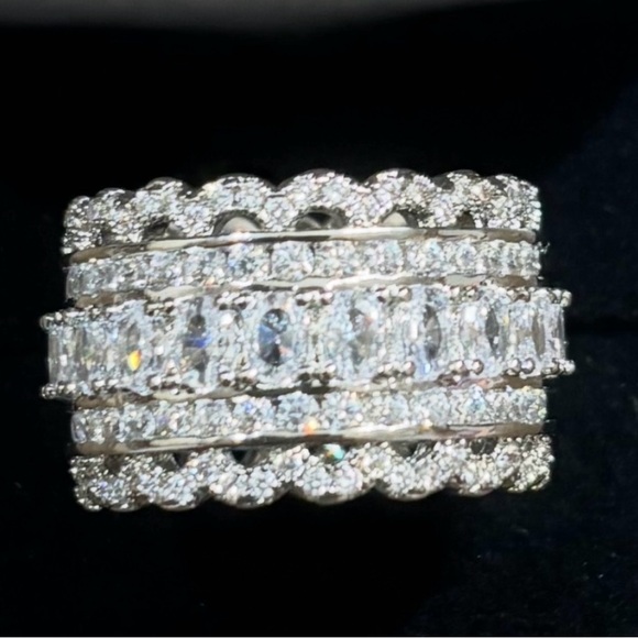 🎉3xHP🎉Gorgeous Wide Band Halo Ring. This ring is absolutely stunning!Size 8🎉3xHP - Picture 2 of 4